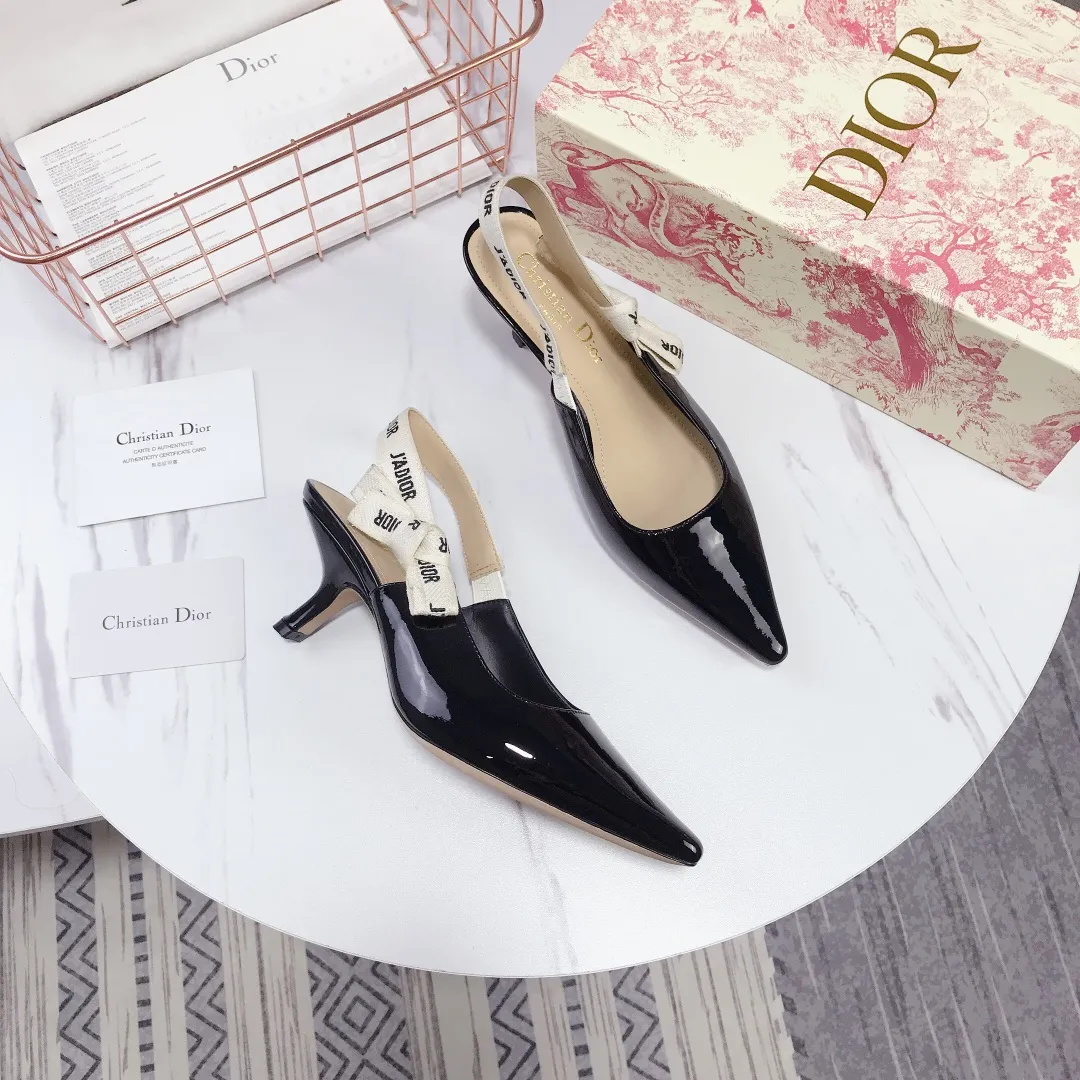 👟👟Ex-factory price 480👟👟 Women's shoes Women's clothing Women's shoes Women's clothing Women's shoes Women's clothing Special material👟👟Ex-factory price 400👠👠✨ ✨ Dior's popular sandals are new🔥 🔥 The year's most popular internet celebrities and celebrities have the same style💁 💁 . The fabric is imported; calf patent leather (special material), the lining and feet are made of calf leather lining🐑. Original molded heel, heel height 10Cm 6.5cm💘 flat bottom 1.5cm, original molded metal outsole with five-pointed star LOGO mark✨. Original bow, 💅 Italian leather outsole. 👄💋 Full set of packaging (clamshell box, cloth bag, card, invoice, one-to-one wrapping paper) 34 40 41 customized
